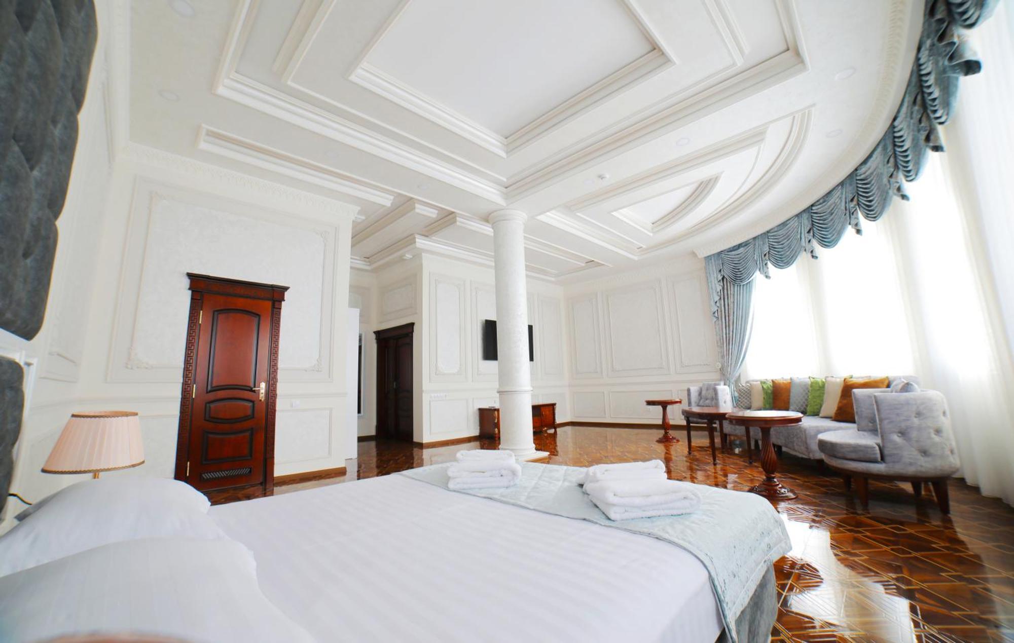 Bravolyuks Hotel Ourguentch Extérieur photo