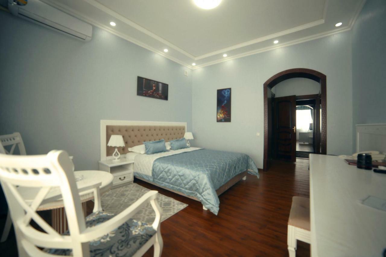 Bravolyuks Hotel Ourguentch Extérieur photo