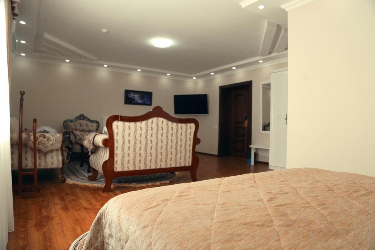 Bravolyuks Hotel Ourguentch Extérieur photo