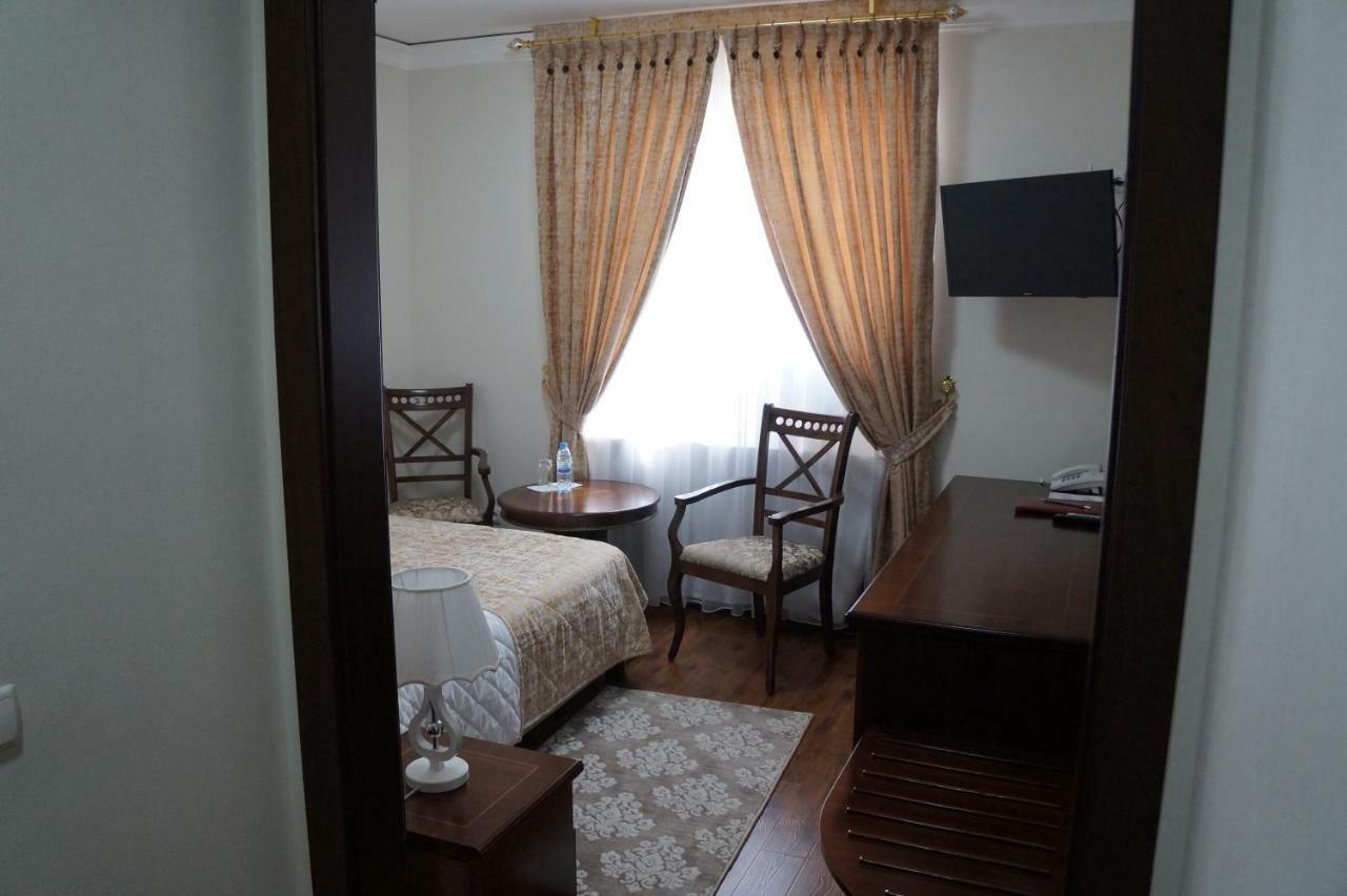 Bravolyuks Hotel Ourguentch Extérieur photo